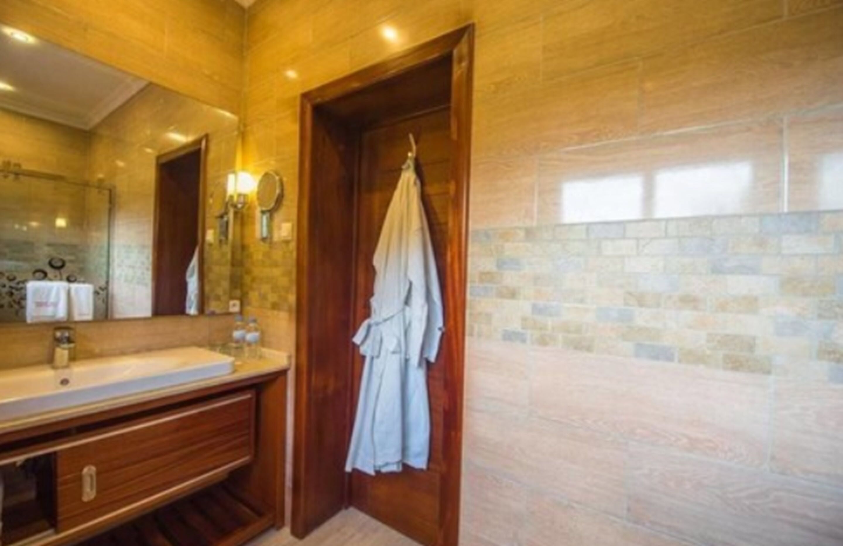 deluxe double room, balcony | bathroom | shower, free toiletries, hair dryer, slippers
