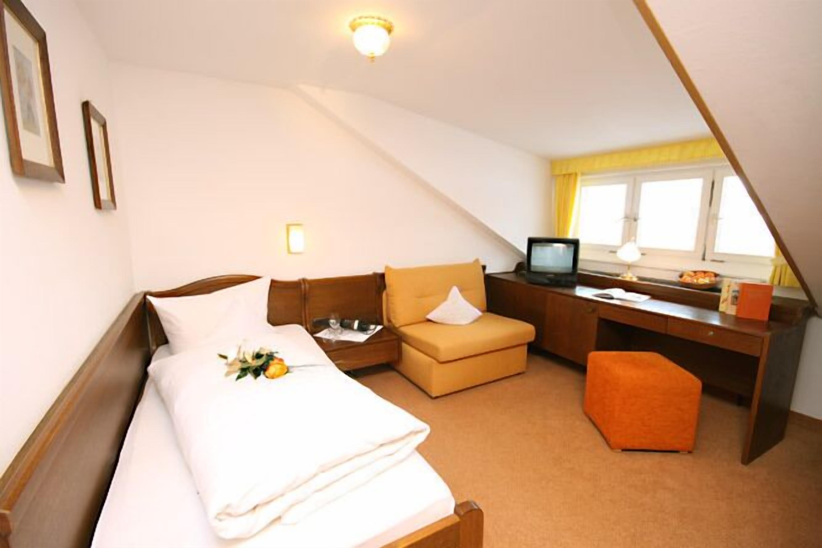 standard single room, annex building | in-room safe, free cots/infant beds, rollaway beds, free wifi