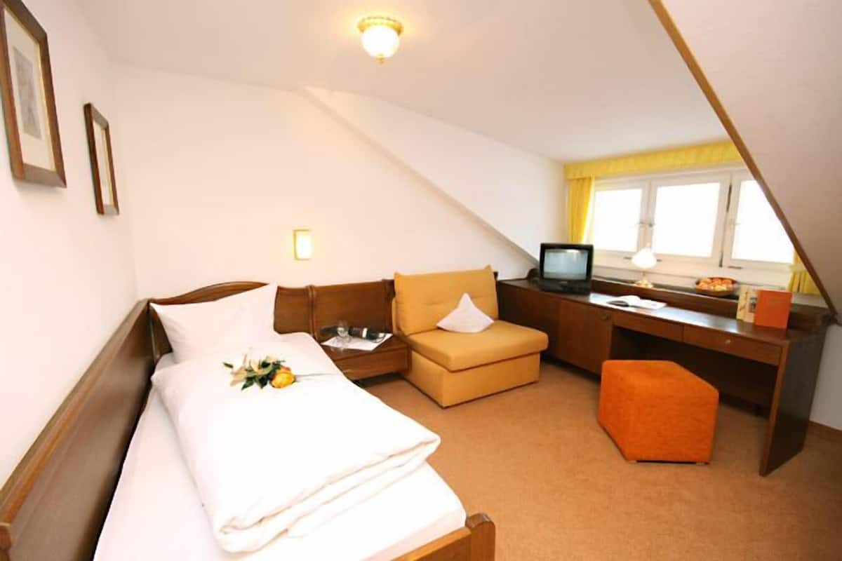 standard single room, annex building | in-room safe, free cots/infant beds, rollaway beds, free wifi