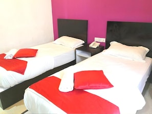 Deluxe Twin Room | Desk, iron/ironing board, free WiFi, bed sheets