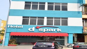 A hotel with a blue and white facade, a red awning, and a sign that reads "Hotel d'spark". - Hotel O Dspark Port Klang (Pelabuhan Klang)