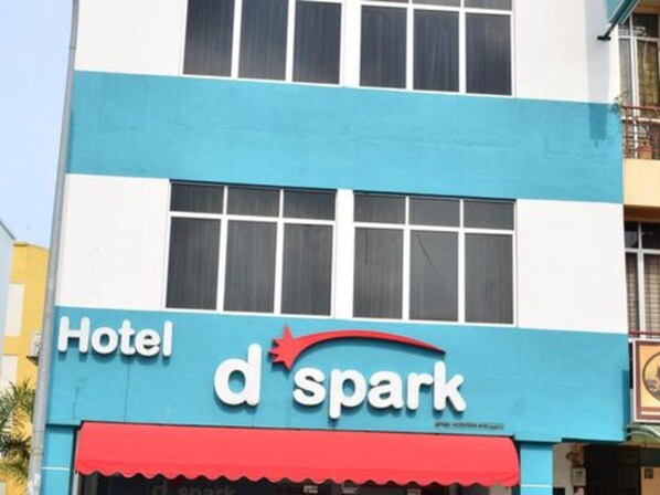 A hotel named "d'spark" with a blue and white facade, large windows, and a red awning. - Hotel O Dspark Port Klang (Pelabuhan Klang)