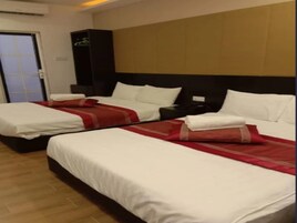 Suite superior | Escritorio, tabla de planchar con plancha, wifi gratis y ropa de cama