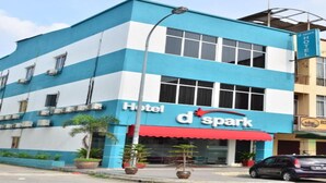 A hotel building with a blue and white facade, a red awning, and a sign that reads "d spark Hotel". - Hotel O Dspark Port Klang (Pelabuhan Klang)