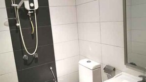 A bathroom with a shower, toilet, and sink. - Hotel O Dspark Port Klang (Pelabuhan Klang)