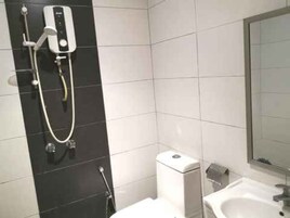 Ducha, artículos de higiene personal gratuitos y toallas