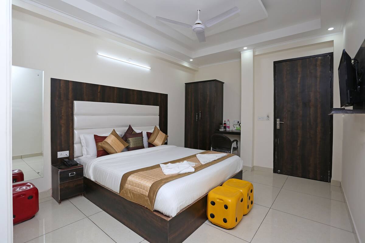 1 bedroom, desk, iron/ironing board, rollaway beds