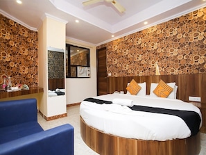 1 bedroom, desk, iron/ironing board, rollaway beds