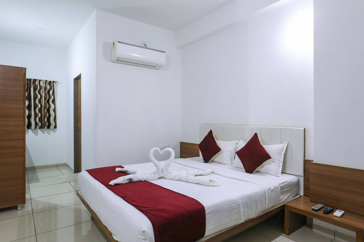 Chambre Deluxe Double ou avec lits jumeaux, 1 très grand lit | Bureau, lits pliants/supplémentaires, Wi-Fi gratuit