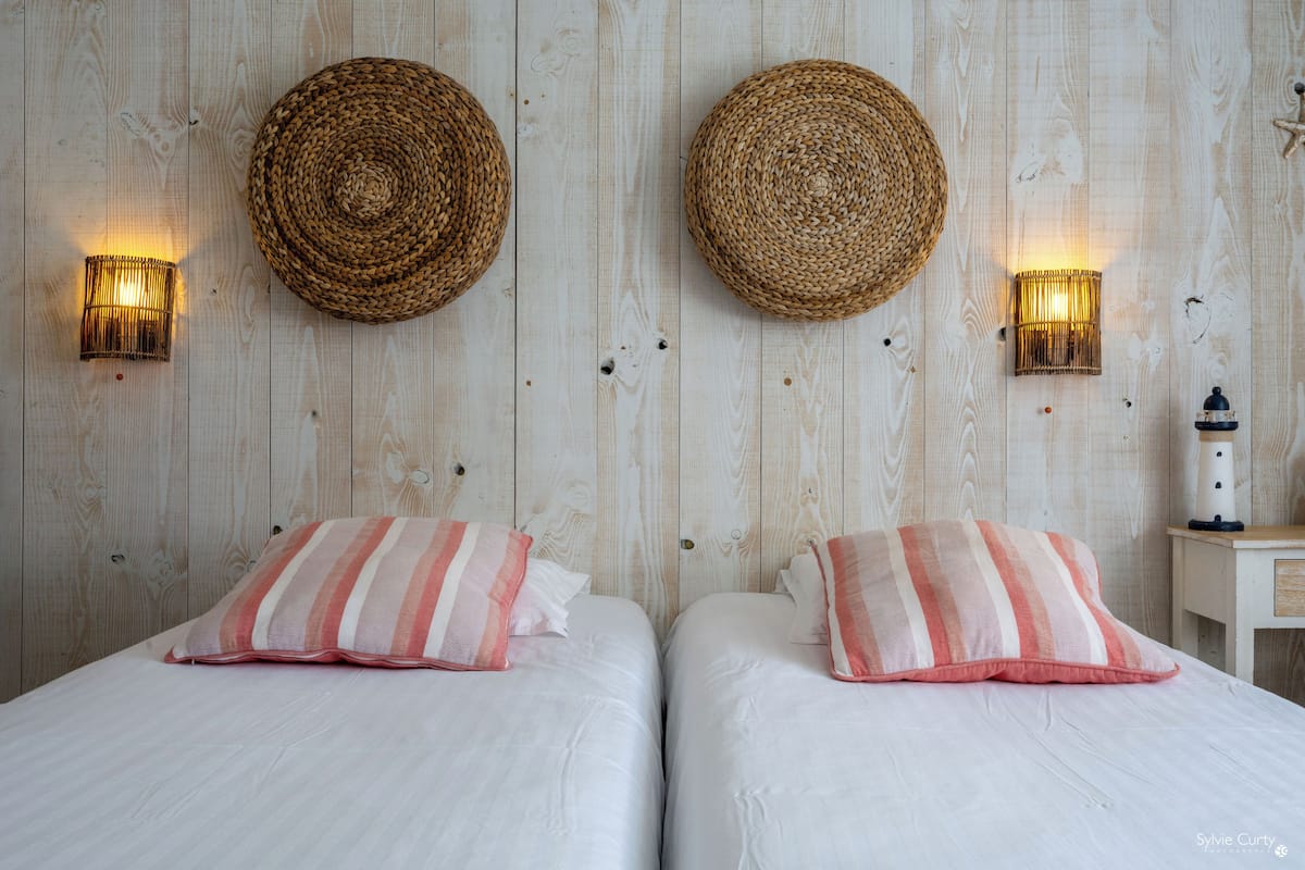 Twin kamer, uitzicht op oceaan | 1 slaapkamer, verduisterende gordijnen, een strijkplank/strijkijzer