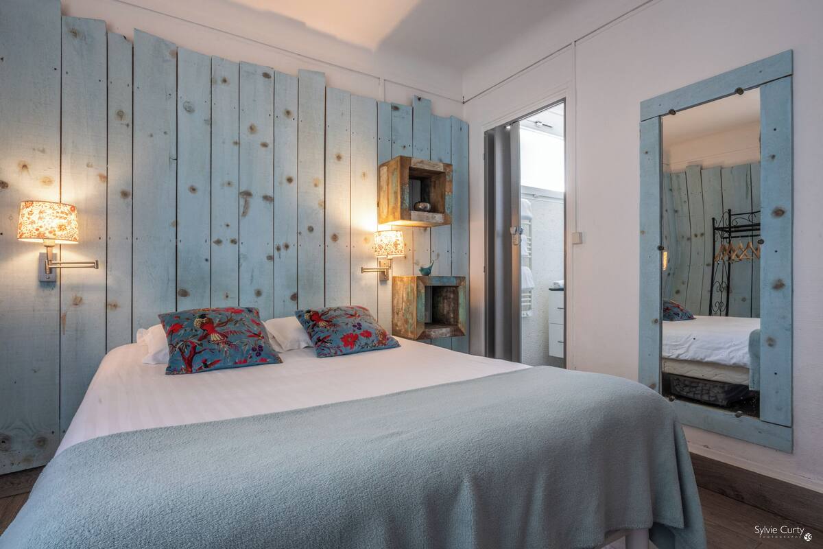 Family Suite | 1 bedroom, blackout drapes, iron/ironing board (on request), WiFi (free)