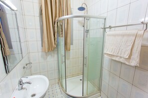 Shower, hair dryer, towels - Corina K Guest House (Kigali)