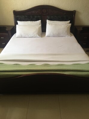 Meja kerja, kedap suara, dan Wi-Fi gratis