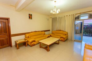 Coin salon dans le hall