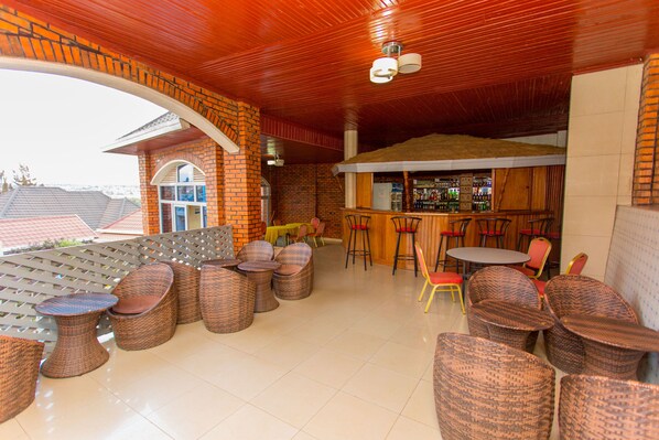 Frühstück, Mittagessen, Abendessen, lokale und internationale Küche