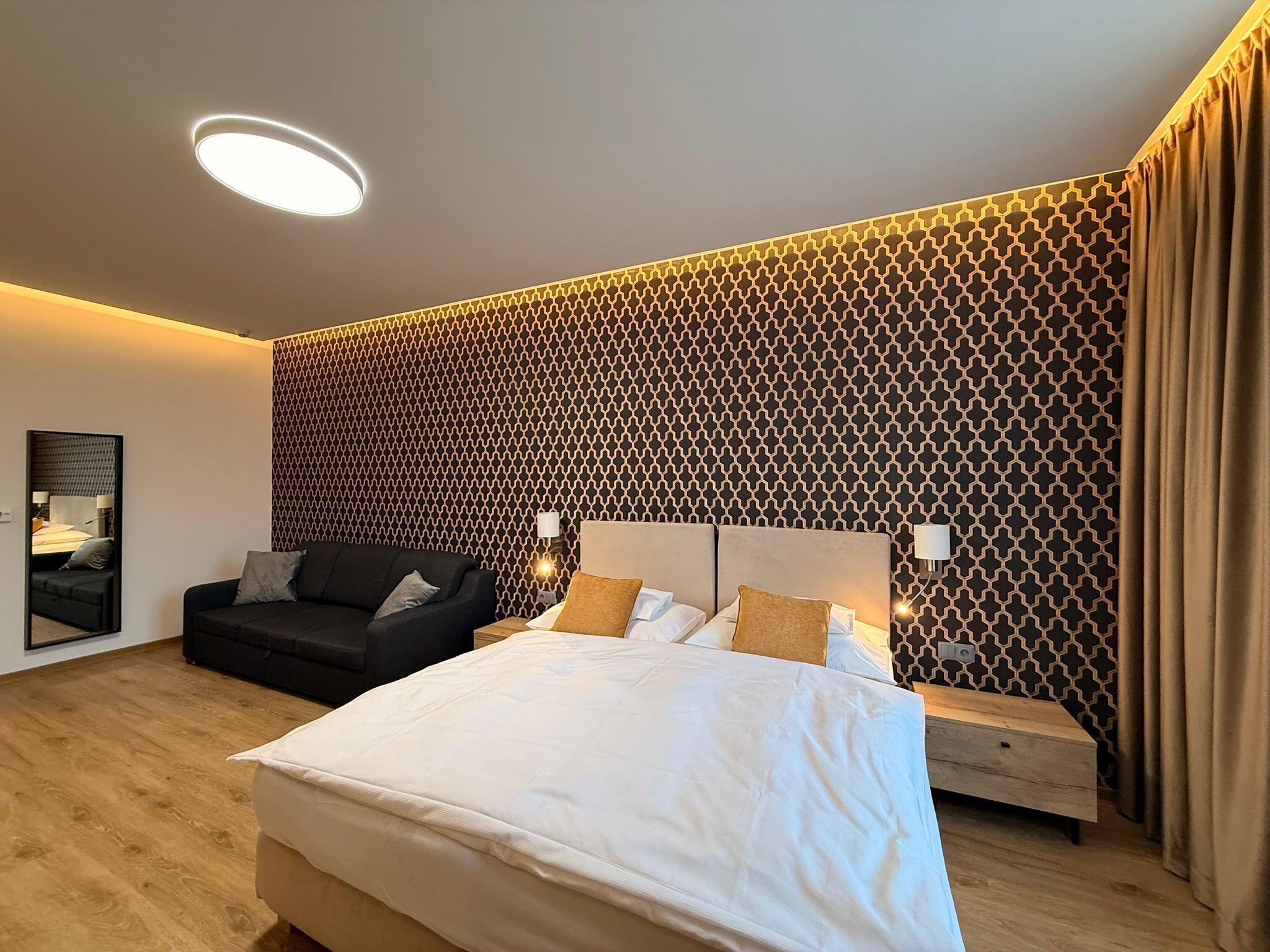 Kahden hengen deluxe-huone | Tallelokero huoneessa, työpöytä, pimennysverhot, silitysrauta/-lauta