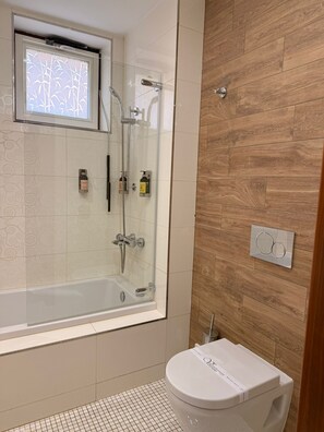 Combined shower/tub, free toiletries, hair dryer, bathrobes - Větruše Hotel Restaurant (Usti nad Labem)