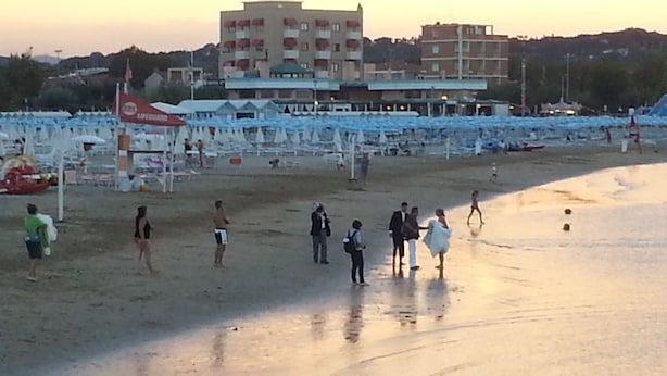 A beach with umbrellas and people. - Hotel Elisabeth due (Fano)