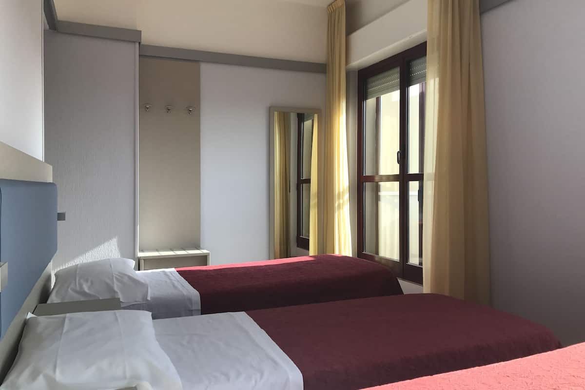 superior twin room | minibar, in-room safe, desk, cots/infant beds