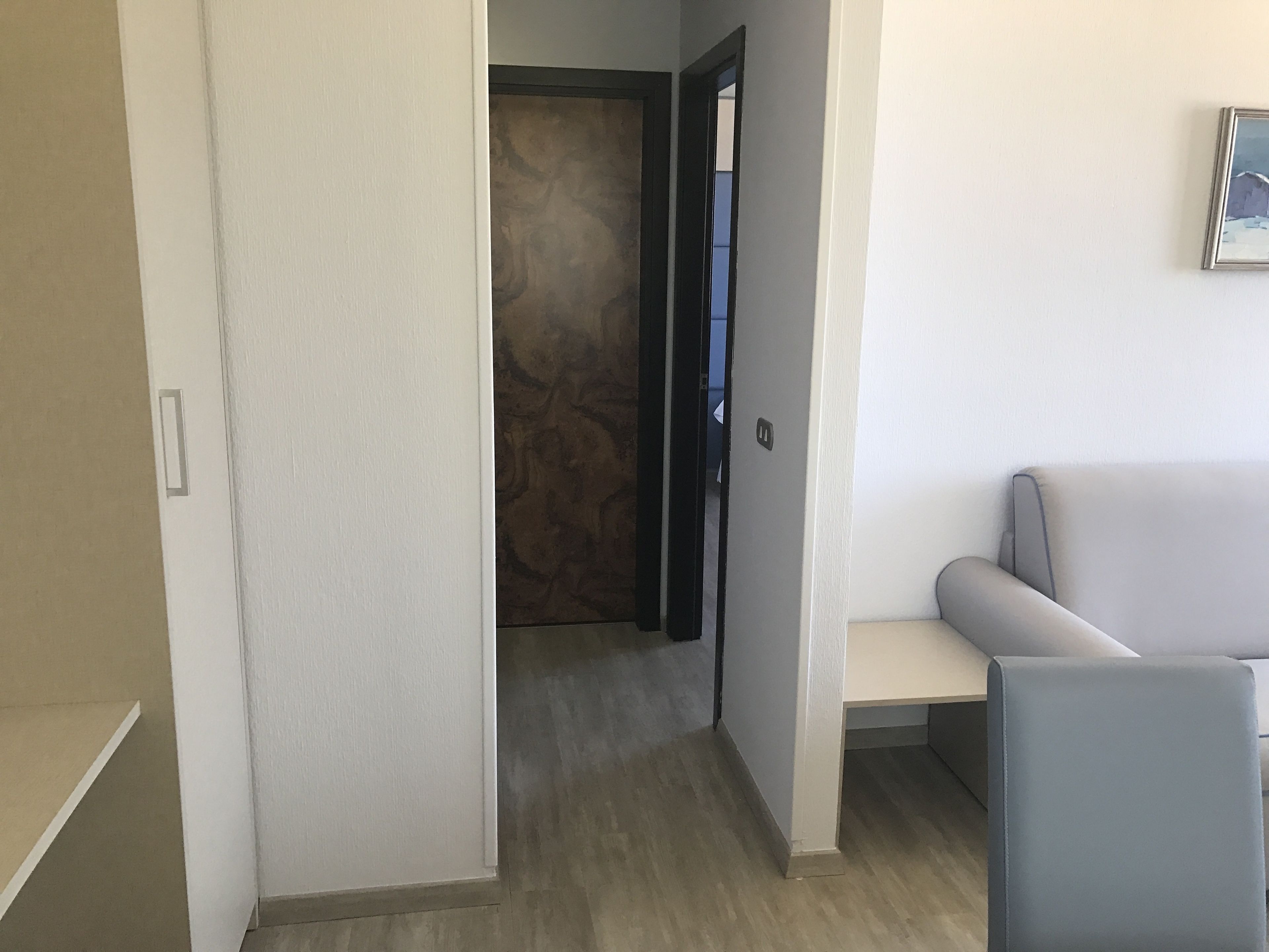 suite, connecting rooms | living area | flat-screen tv