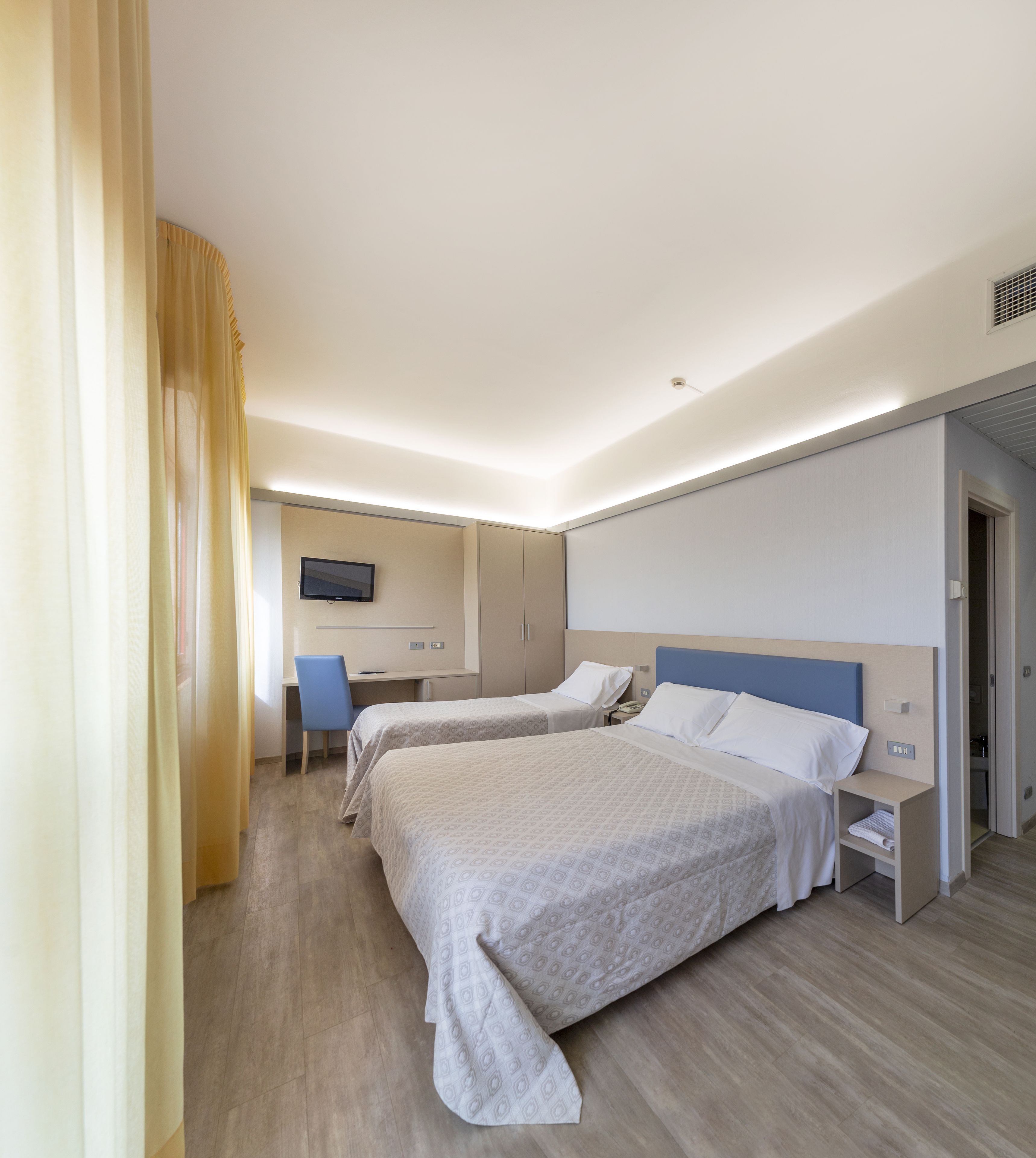 superior twin room | minibar, in-room safe, desk, cots/infant beds