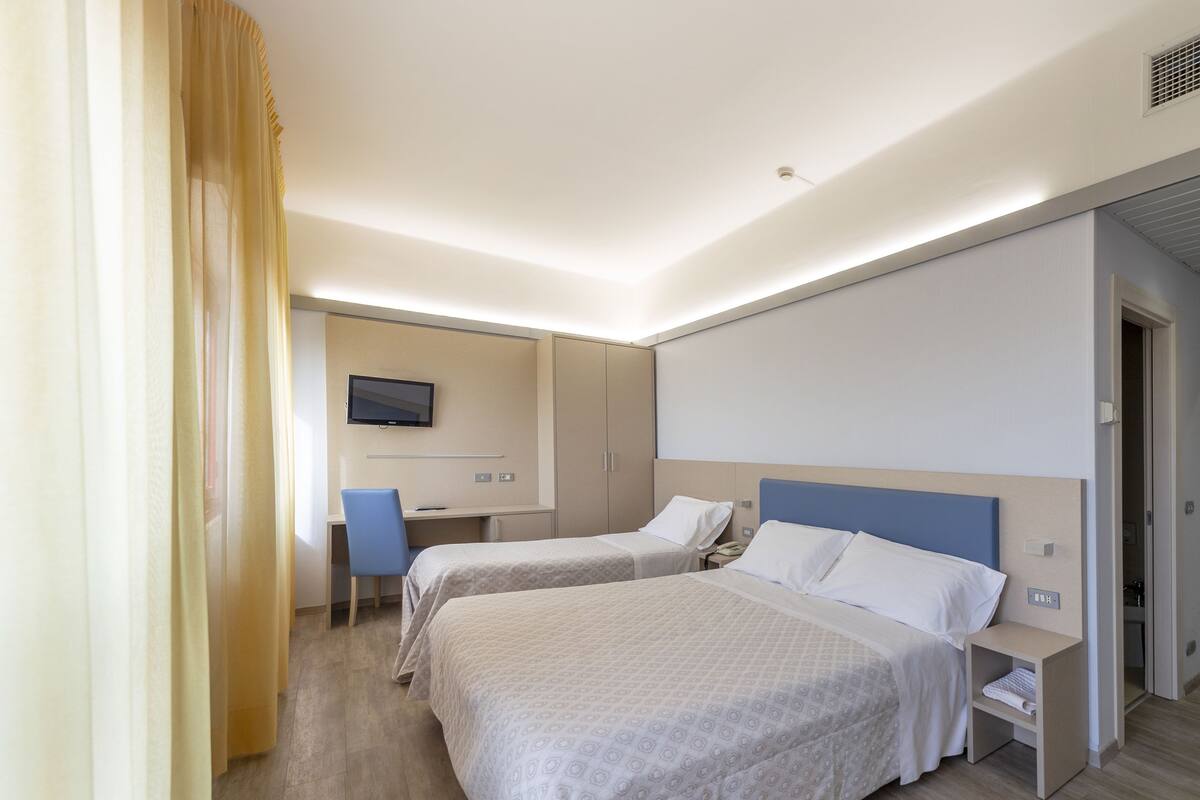 superior twin room | minibar, in-room safe, desk, cots/infant beds