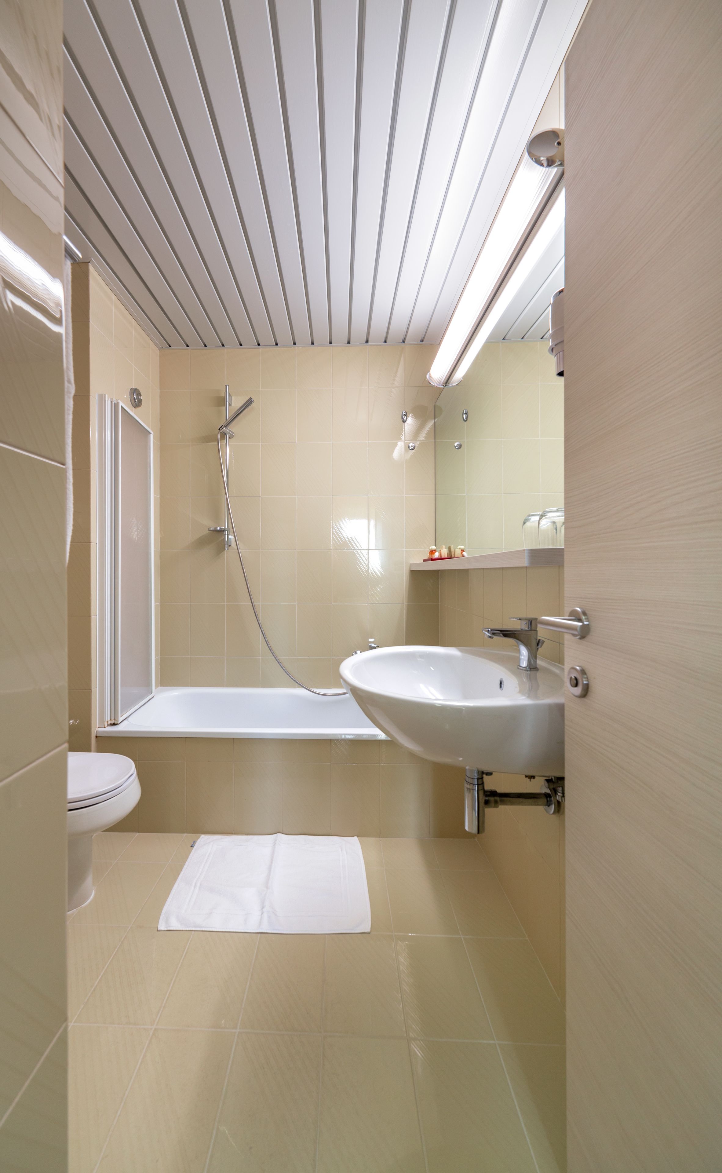 suite, connecting rooms | bathroom | shower, free toiletries, hair dryer, bathrobes
