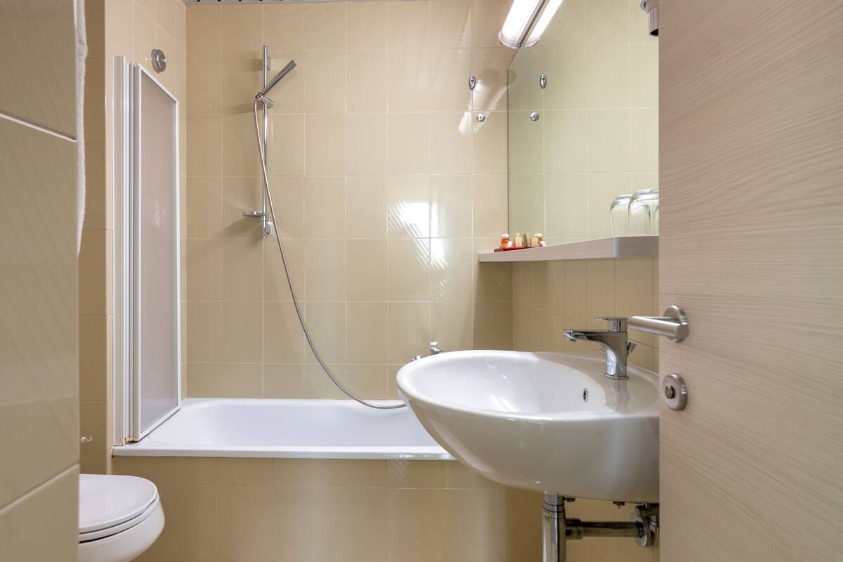 suite, connecting rooms | bathroom | shower, free toiletries, hair dryer, bathrobes