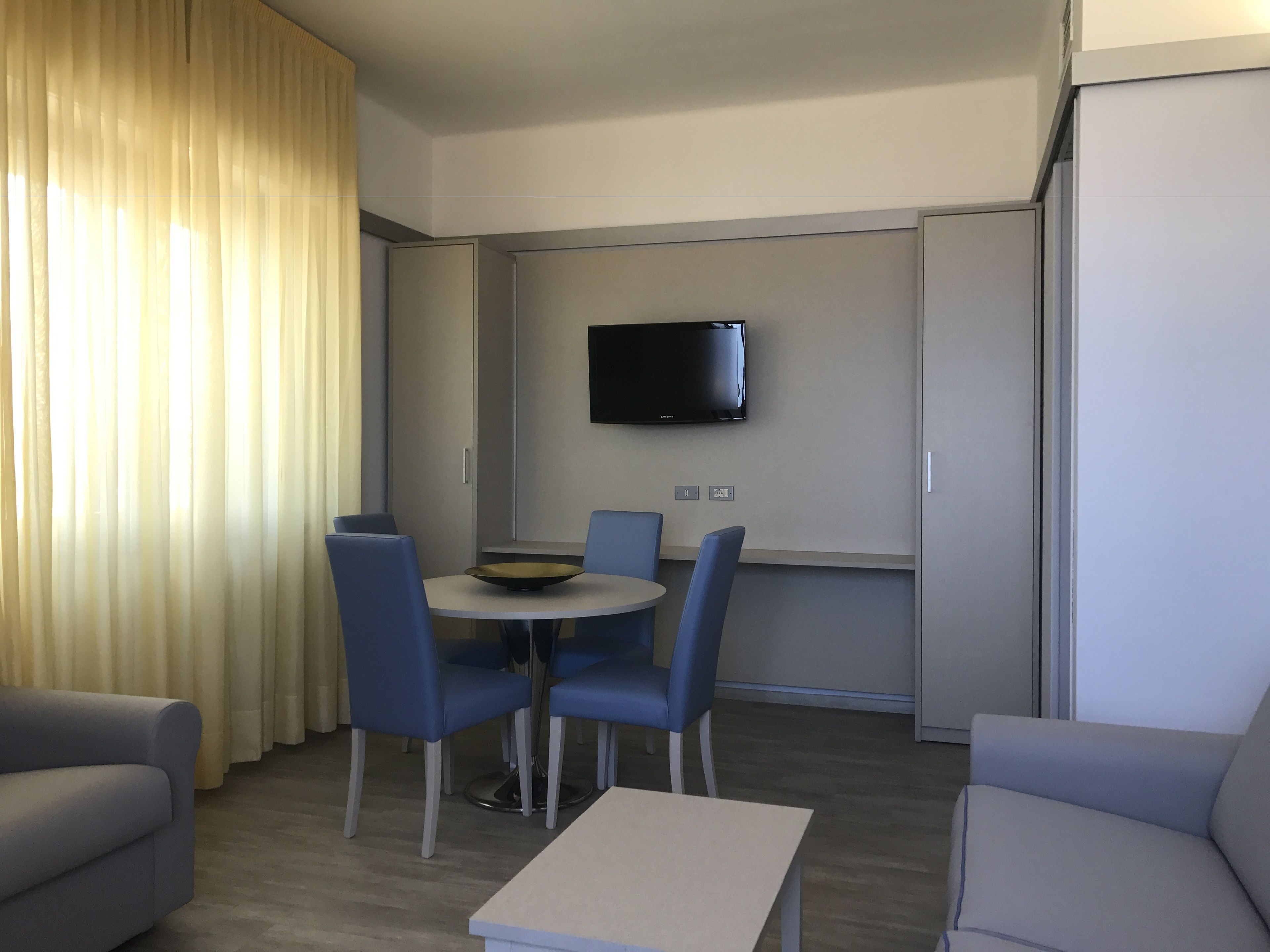 suite, connecting rooms | living area | flat-screen tv