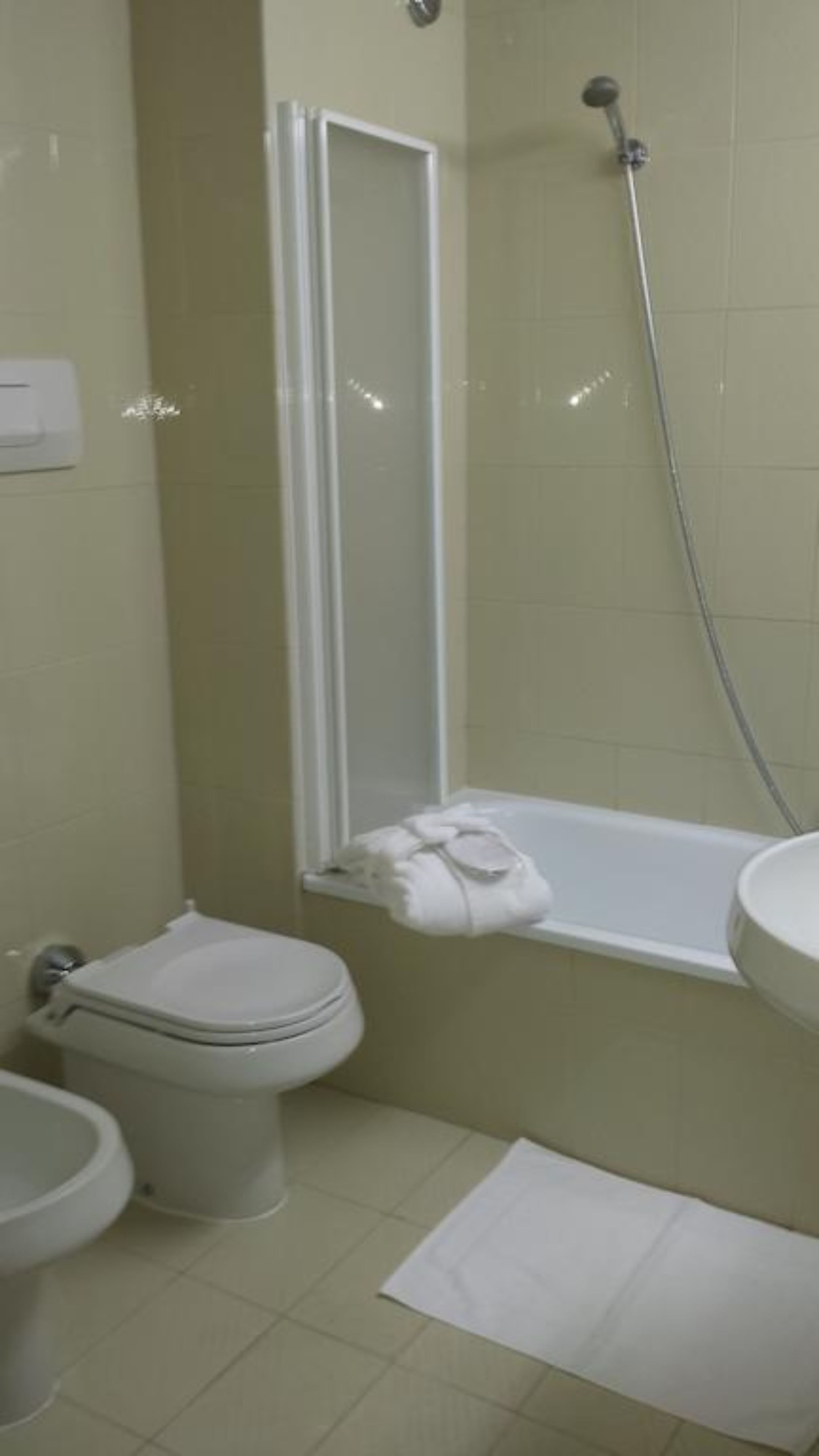 suite, connecting rooms | bathroom | shower, free toiletries, hair dryer, bathrobes