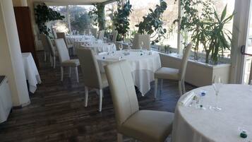 Kontinental frukost varje dag (EUR 6.50 per person)