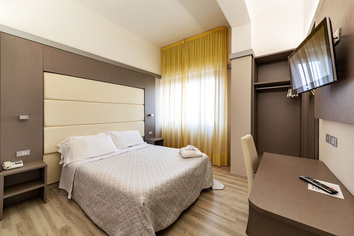 Minibar, caja de seguridad en la habitación, escritorio y cunas