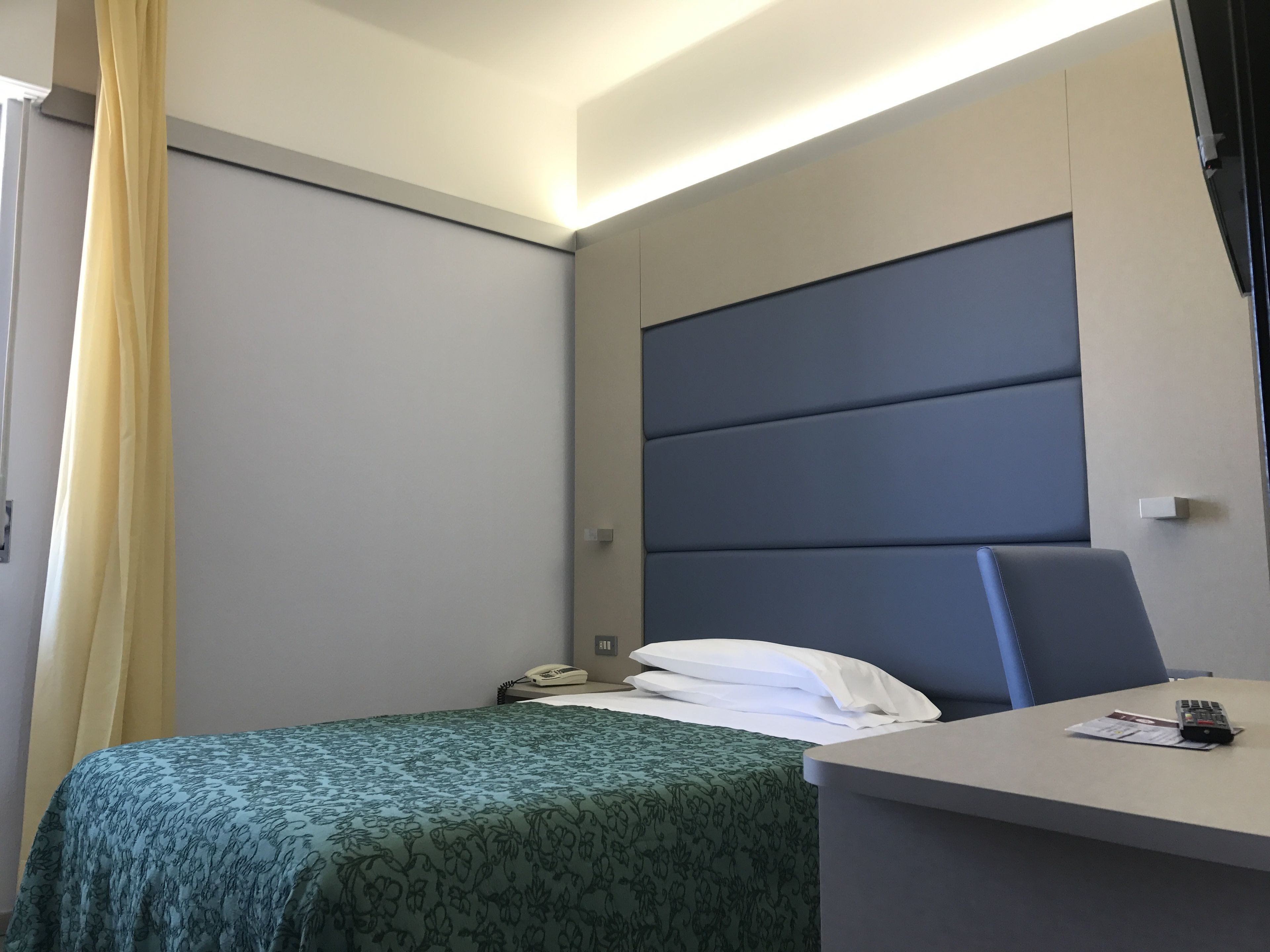 single room | minibar, in-room safe, desk, cots/infant beds