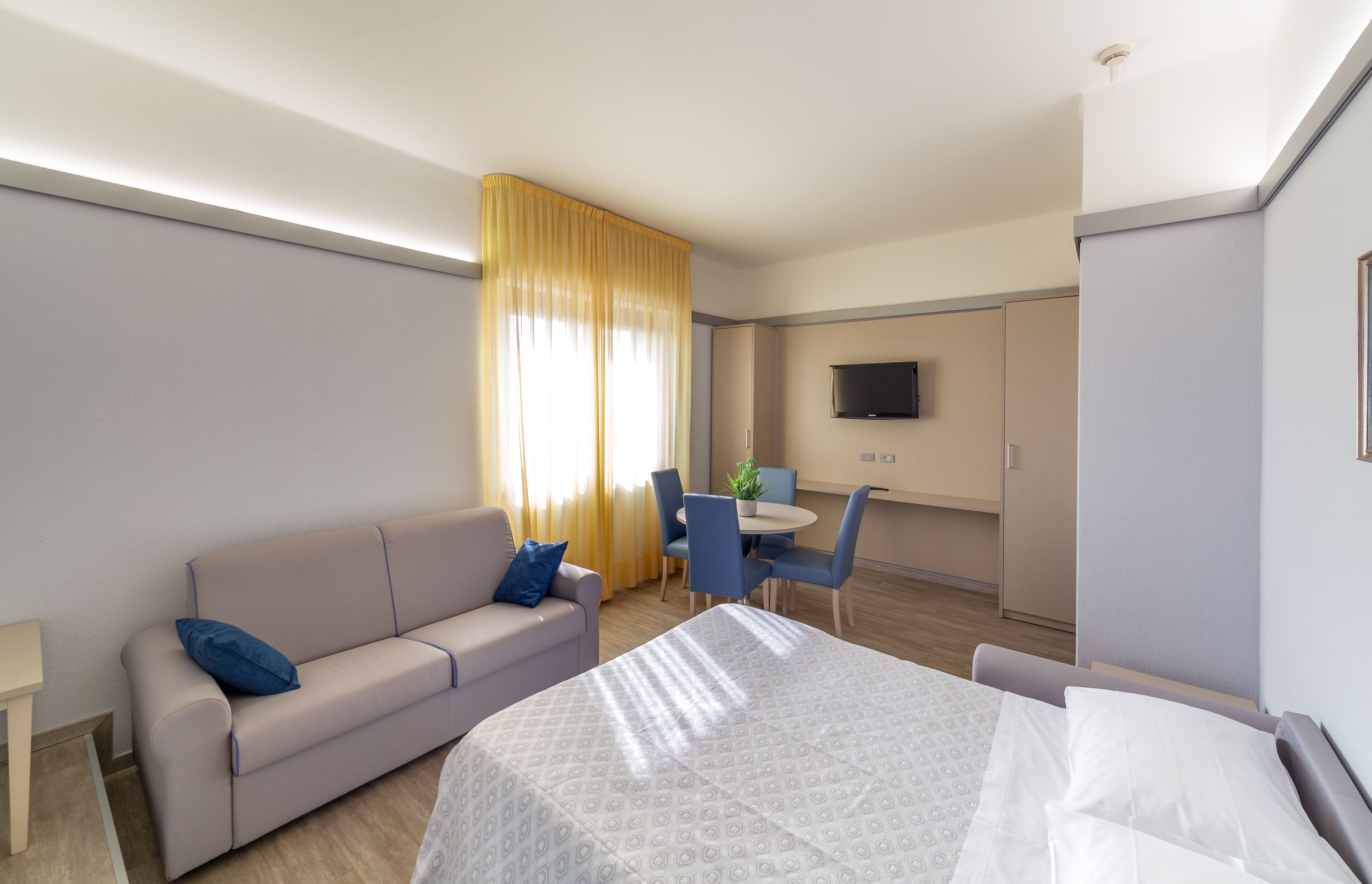 suite, connecting rooms | minibar, in-room safe, desk, cots/infant beds
