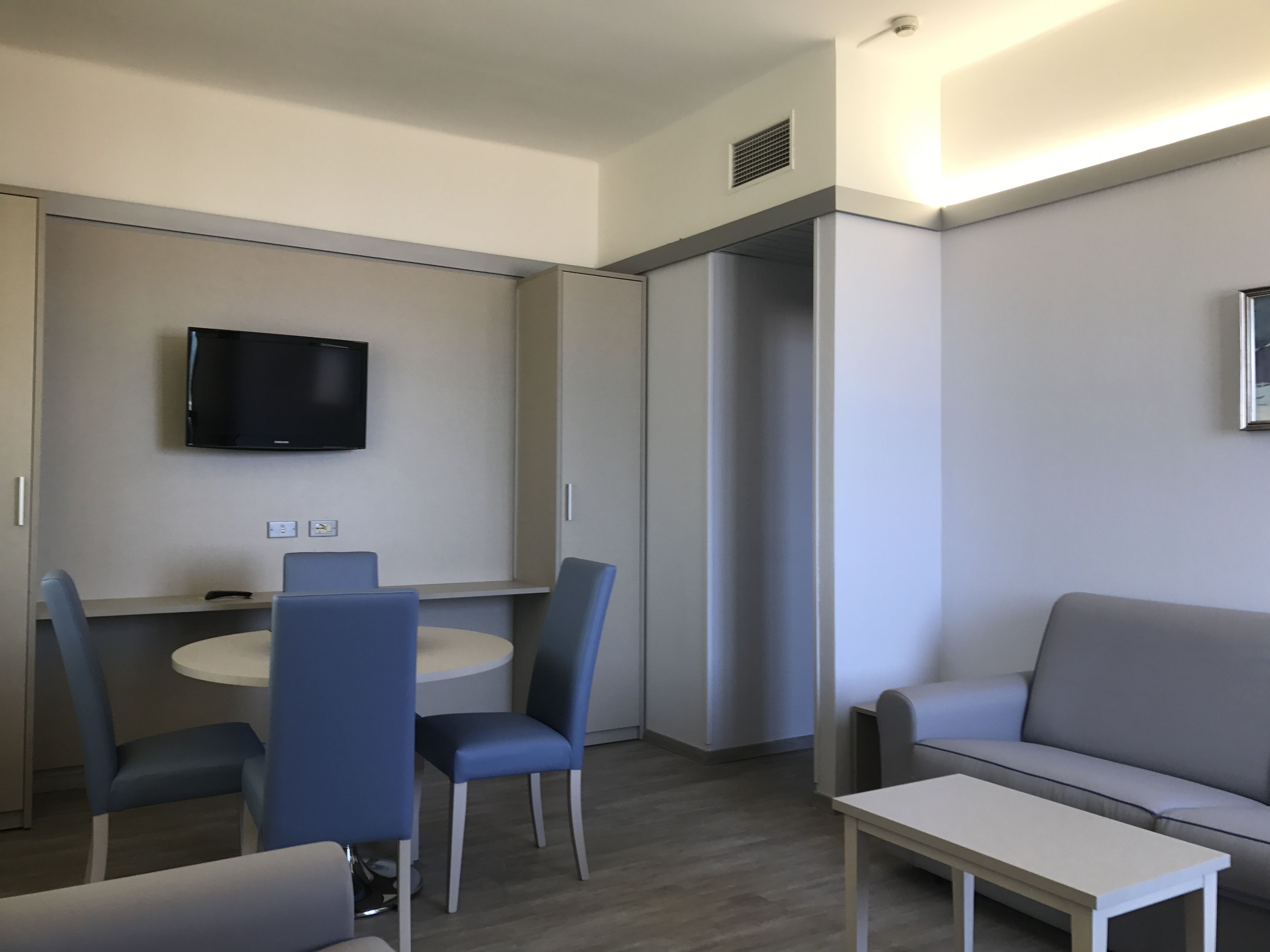 suite, connecting rooms | living area | flat-screen tv