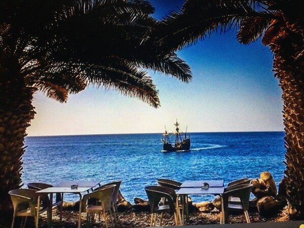 Plage à proximité, sable noir, 3 bars de plage