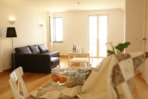 Maison Deluxe, 2 chambres | Coin s�éjour | Télévision LED de 40 pouces avec chaînes numériques, TV connectée