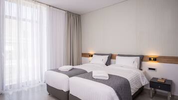 Quarto standard (for 3) | Escrivaninha, quartos à prova de som, Wi-Fi de cortesia, roupa de cama