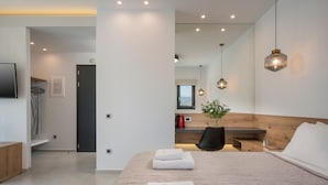 Junior Suite with Terrace | Skrivebord, lydisolert, wi-fi (inkludert) og sengetøy