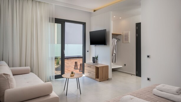 Junior Suite with Terrace | Skrivebord, lydisolert, wi-fi (inkludert) og sengetøy