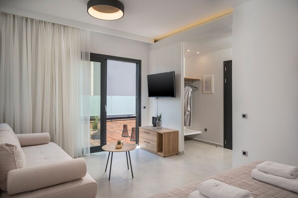 Junior Suite with Terrace | Desk, soundproofing, free WiFi, bed sheets - Central City Hotel (Chania)