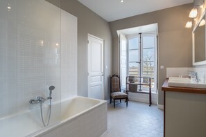 Suite Deluxe (Zeus) | Baño | Artículos de higiene personal gratuitos, secador de pelo y albornoces