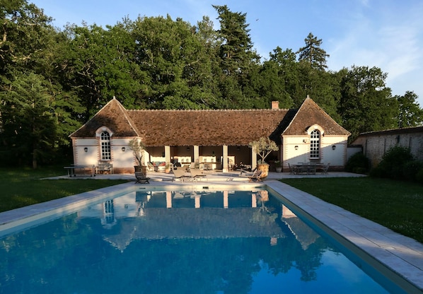 室外游泳池，日光浴躺椅