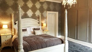 Habitación superior, 1 cama King size, baño privado | Camas con pillow-top, escritorio y espacio para trabajar con laptop