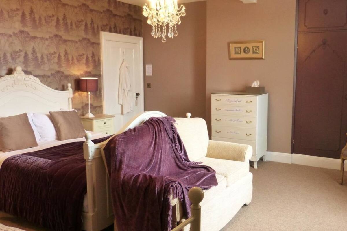 Habitación familiar, varias camas, baño privado | Camas con pillow-top, escritorio y espacio para trabajar con laptop