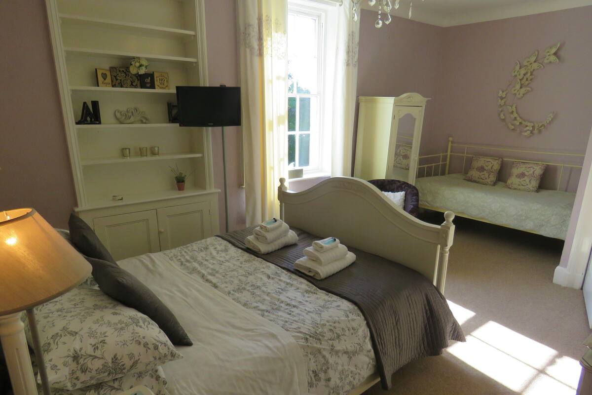 Deluxe-Zimmer, 1 King-Bett und Schlafsofa, eigenes Bad | Pillowtop-Betten, Schreibtisch, laptopgeeigneter Arbeitsplatz