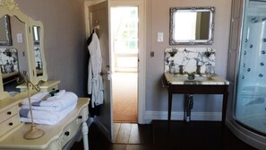 Habitación superior, 1 cama King size, baño privado | Baño | Amenidades de baño gratuitas, secadora de cabello, batas, toallas