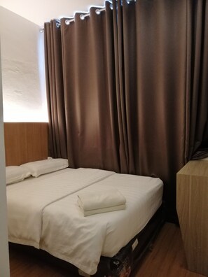 Double Standard | Desk, iron/ironing board, free WiFi