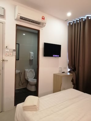 Double Standard Deluxe | Bathroom | Shower, free toiletries, hair dryer, towels