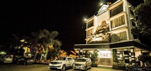 Depan hartanah - siang/malam